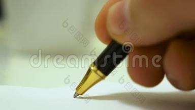纸上黑色圆珠笔书写的特写镜头。